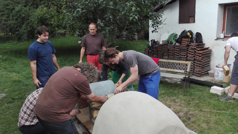 12. srpna 2017 - Workshop stavby mobilní hliněné pece ve Dvorcích